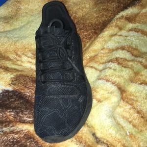 Adidas Tubular size 6y